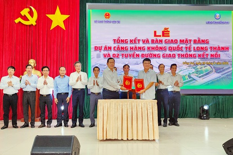 Đồng Nai bàn giao toàn bộ mặt bằng xây dựng sân bay Long Thành - Ảnh 1. Đại diện UBND tỉnh Đồng Nai ký kết, bàn giao diện tích mặt bằng cho chủ đầu tư thi công sân bay Long Thành - Ảnh: H.M.