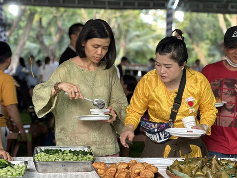 Tiệc buffet chay do 150 đầu bếp chế biến thu hút hàng nghìn lượt khách - Ảnh 2. Tại lễ hội, rất nhiều món chay đặc trưng được đầu bếp giới thiệu đến thực khách - Ảnh: N.TRÍ
