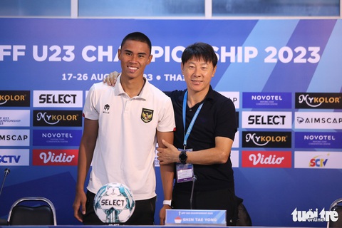 Trung vệ Muhammad Ferarri (trái) và HLV Shin Tae Yong của U23 Indonesia - Ảnh: H.TÙNG Trung vệ Muhammad Ferarri (trái) và HLV Shin Tae Yong của U23 Indonesia - Ảnh: H.TÙNG