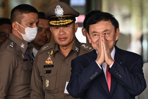 Cựu thủ tướng Thái Lan Thaksin Shinawatra được lực lượng chức năng giám sát ngay khi trở về Thái Lan hôm 22-8 - Ảnh: AFP Cựu thủ tướng Thái Lan Thaksin Shinawatra được lực lượng chức năng giám sát ngay khi trở về Thái Lan hôm 22-8 - Ảnh: AFP