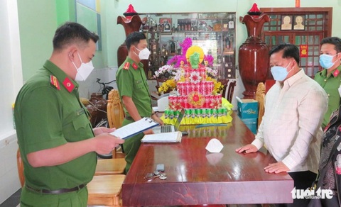 Truy tố cựu trưởng phòng Cảnh sát giao thông An Giang - Ảnh 1. Bị can Nguyễn Bá Quận - cựu trưởng Phòng cảnh sát giao thông Công an tỉnh An Giang - bị cáo buộc cấp sai 5.056 biển số - Ảnh: TIẾN VĂN