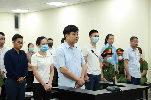 Bị cáo buộc nhận hơn 3 tỉ, ông Nguyễn Đức Chung nói ‘đến nhà tôi không dễ như thế’ - Ảnh 2. Các bị cáo tại phiên tòa xét xử ông Nguyễn Đức Chung - Ảnh: NAM PHƯƠNG