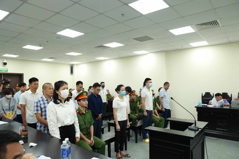 Hơn 10.000 cây xanh nhập lậu Trung Quốc bán cho Hà Nội thời ông Nguyễn Đức Chung làm chủ tịch - Ảnh 3. Các bị cáo tại phiên tòa xét xử ông Nguyễn Đức Chung - Ảnh: NAM PHƯƠNG