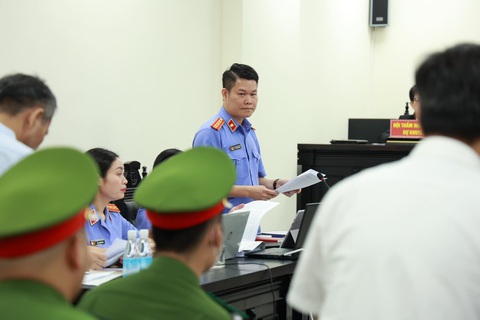 Giám đốc trốn nợ khai về mối quan hệ với cựu chủ tịch Nguyễn Đức Chung - Ảnh 3. Đại diện viện kiểm sát tham gia thẩm vấn các bị cáo tại phiên tòa xét xử ông Nguyễn Đức Chung - Ảnh: NAM PHƯƠNG