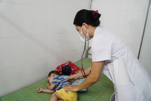 Bác sĩ Phan Thị Thu Phương thăm khám cho trẻ nhiễm giun đũa chó mèo tại Bệnh viện Đặng Văn Ngữ - Ảnh: NGUYỄN HIỀN Bác sĩ thăm khám cho trẻ - Ảnh: NGUYỄN HIỀN