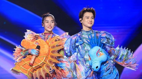Tin tức giải trí 25-8: Hoàng Thùy Linh lần đầu làm liveshow; Ra mắt hoạt hình về Trạng Quỳnh - Ảnh 5. Phạm Đình Thái Ngân (phải) và Trương Thảo Nhi trong chương trình "Ca sĩ mặt nạ" - Ảnh: BTC