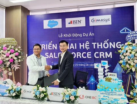 BIN Corporation Group ký hợp tác Gimasys triển khai dự án Salesforce CRM, Pardot và Tableau - Ảnh 1. Chủ tịch BIN Corporation Group Lê Hùng Anh (phải) ký hợp tác với ông Đinh Kiến Quốc - tổng giám đốc Công ty TNHH Tích hợp Hệ thống quản lý quốc tế (Gimasys) - triển khai dự án Salesforce CRM, Pardot và Tableau