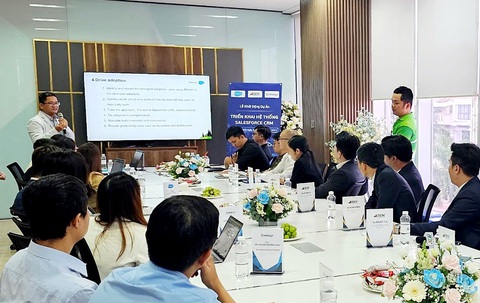 BIN Corporation Group ký hợp tác Gimasys triển khai dự án Salesforce CRM, Pardot và Tableau - Ảnh 3. Tổng giám đốc Gimasys Đinh Kiến Quốc trình bày dự án Salesforce CRM, Pardot và Tableau