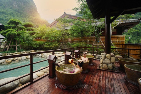 Điểm đến mới cho mùa thu đang “gây sốt” - Ảnh 3. Ngâm mình trong làn nước khoáng nóng ấm áp, bên khung cảnh núi rừng xanh mướt trùng điệp