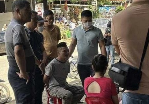 'Trùm giang hồ' miền tây Quảng Trị bị bắt, cảnh sát cùng chó nghiệp vụ đang khám nhà - Ảnh 1. "Quân Idol" (ngồi) - người tự xưng là "trùm giang hồ" vùng tây Quảng Trị - khi bị công an ập vào bắt giữ tại Khe Sanh sáng 25-8 - Ảnh: H.T