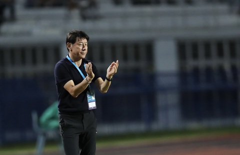 HLV Shin Tae Yong: 'U23 Việt Nam là đội mạnh nhất, nhưng hy vọng chúng tôi thắng' - Ảnh 1. HLV Shin Tae Yong chỉ đạo U23 Indonesia trong trận thắng U23 Thái Lan - Ảnh: HOÀNG TÙNG