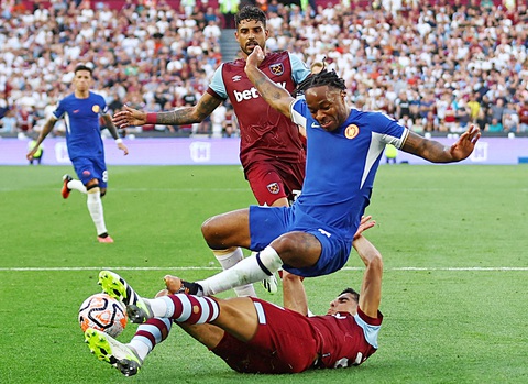Sterling là cầu thủ Chelsea hiếm hoi giữ được phong độ - Ảnh: Reuters Sterling là cầu thủ Chelsea hiếm hoi giữ được phong độ - Ảnh: Reuters