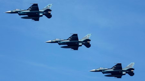 Nhật điều tiêm kích theo dõi máy bay ném bom Trung Quốc gần đảo Okinawa - Ảnh 1. Tiêm kích Mitsubishi F-2 thuộc Lực lượng phòng vệ trên không Nhật Bản - Ảnh: REUTERS