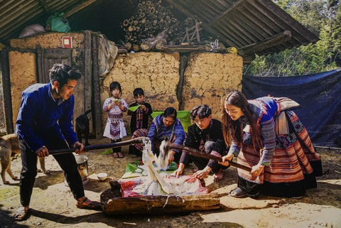 ‘Đêm Sài Gòn’ mang giải thưởng ảnh du lịch về cho chàng trai 9x - Ảnh 4. Giã bánh dày đón Tết dân tộc Mông của tác giả Trần Tuyên - Ảnh: NVCC