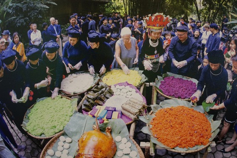 ‘Đêm Sài Gòn’ mang giải thưởng ảnh du lịch về cho chàng trai 9x - Ảnh 3. Tết gạo mới ở Làng nhà sàn Thái Hải do tác giả Bùi Khắc Thiện thực hiện - Ảnh: NVCC