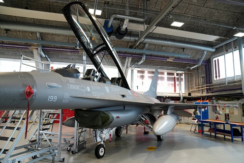 Mỹ huấn luyện phi công Ukraine lái F-16 vào tháng 9 - Ảnh 1. Một chiếc F-16 tại căn cứ không quân Skrydstrup ở thị trấn Vojens, Đan Mạch, trong ảnh chụp tháng 8-2023 - Ảnh: REUTERS