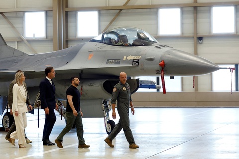 Mỹ huấn luyện phi công Ukraine lái F-16 vào tháng 9 - Ảnh 3. Lãnh đạo Hà Lan và Ukraine đi ngang một chiếc F-16 ở Eindhoven (Hà Lan) ngày 20-8 - Ảnh: REUTERS