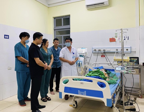 Yên Bái: Bắt được nghi phạm gây ra vụ án mạng làm vợ và em vợ tử vong - Ảnh 3. Ngay sau khi xảy ra sự việc, Chủ tịch UBND huyện Văn Yên Hà Đức Anh đến thăm nạn nhân cấp cứu tại Trung tâm Y tế huyện Văn Yên. Đến 0h sáng nay, nạn nhân đã không qua khỏi - Ảnh: NGỌC NGHĨA
