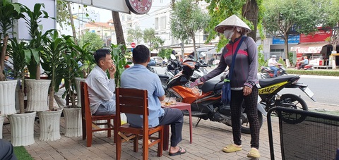 Đủ chiêu đối phó việc cấm bán vé số online - Ảnh 2. Cấm bán vé số online nên việc tiêu thụ vé số dồn lên đôi vai những người bán vé số dạo - Ảnh: LÊ DÂN