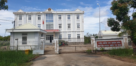 Viện kiểm sát tỉnh Cà Mau nói gì về vụ lãnh đạo ngành bị tố ‘vòi tiền’ - Ảnh 1. Viện Kiểm sát nhân dân huyện Ngọc Hiển, nơi hai người bị tố cáo đang công tác - Ảnh: THANH HUYỀN