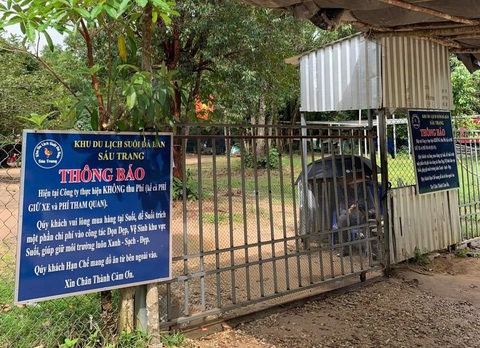 Khách tố chủ khu du lịch suối Đá Bàn ở Phú Quốc ‘ép’ mua nước mới cho vào tham quan - Ảnh 1. Khách du lịch tố chủ điểm du lịch suối Đá Bàn ép khách mua nước uống mới cho vào tham quan, tắm suối - Ảnh: Cắt trên clip Facebook