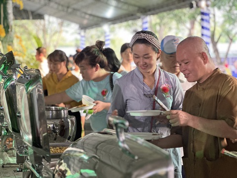 Tiệc buffet chay do 150 đầu bếp chế biến thu hút hàng nghìn lượt khách - Ảnh 5. Nhiều thực khách được ban tổ chức cài bông hồng đỏ lên ngực áo khi tham gia tiệc buffet chay - Ảnh: N.TRÍ