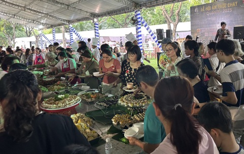 Tiệc buffet chay do 150 đầu bếp chế biến thu hút hàng nghìn lượt khách - Ảnh 4. Càng về tối, lựợng khách đến với tiệc buffet chay càng đông - Ảnh: N.TRÍ