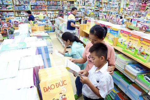 Em Trương Lương Bình (học sinh lớp 5 Trường tiểu học Cổ Loa, quận Phú Nhuận) cùng phụ huynh chọn mua sách tại nhà sách Phú Nhuận chiều 25-8 - Ảnh: PHƯƠNG QUYÊN Em Trương Lương Bình (học sinh lớp 5 Trường tiểu học Cổ Loa, quận Phú Nhuận) cùng phụ huynh chọn mua sách tại nhà sách Phú Nhuận chiều 25-8 - Ảnh: PHƯƠNG QUYÊN