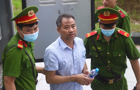 Giám đốc trốn nợ nói trồng cây để Hà Nội đẹp như Singapore, đạt giải nobel - Ảnh 1. Bị cáo Bùi Văn Mận được cảnh sát dẫn giải đến tòa - Ảnh: DANH TRỌNG