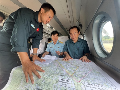 Lãnh đạo TP.HCM bay khảo sát trên cao để lập các quy hoạch - Ảnh 2. Bí thư Nguyễn Văn Nên (bìa phải) xem bản đồ hành trình bay khảo sát - Ảnh: TIẾN LONG