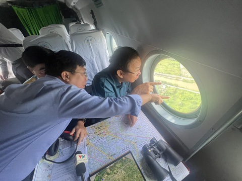 Lãnh đạo TP.HCM lên trực thăng khảo sát để lập các quy hoạch - Ảnh 4. Đoàn khảo sát ngắm TP.HCM qua cửa sổ trực thăng - Ảnh: TIẾN LONG