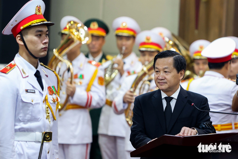 Người Hải Phòng đội mưa tiễn đưa cố Phó thủ tướng Lê Văn Thành - Ảnh 3. Phó thủ tướng Lê Minh Khái - trưởng ban lễ tang - đọc lời điếu văn tại lễ truy điệu cố Phó thủ tướng Lê Văn Thành - Ảnh: NGUYỄN KHÁNH