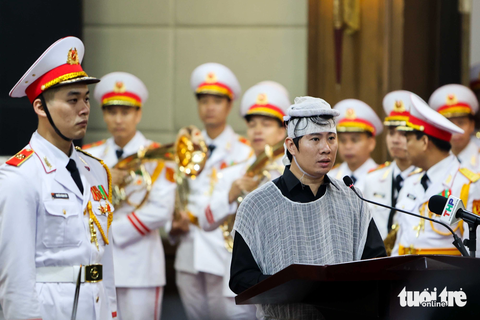 Người Hải Phòng đội mưa tiễn đưa cố Phó thủ tướng Lê Văn Thành - Ảnh 4. Con trai cố Phó thủ tướng Lê Văn Thành thay mặt gia quyến nói lời cảm tạ - Ảnh: NGUYỄN KHÁNH