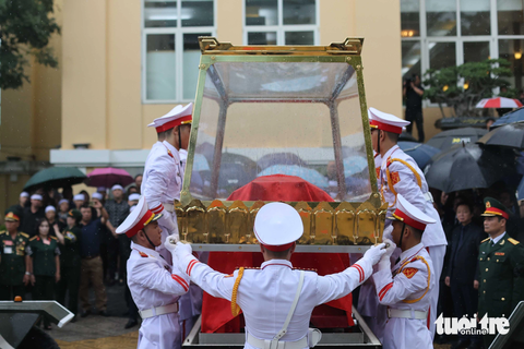 Người Hải Phòng đội mưa tiễn đưa cố Phó thủ tướng Lê Văn Thành - Ảnh 10. Đội danh dự đưa linh cữu của cố Phó thủ tướng Lê Văn Thành lên linh xa trở về quê nhà an táng - Ảnh: NGUYỄN KHÁNH