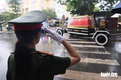 Người Hải Phòng đội mưa tiễn đưa cố Phó thủ tướng Lê Văn Thành - Ảnh 11. Một chiến sĩ công an Hải Phòng chào tiễn biệt cố Phó thủ tướng Lê Văn Thành - Ảnh: NGUYỄN KHÁNH