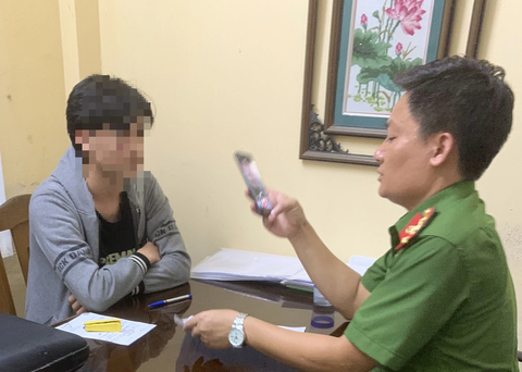 Nam thanh niên đâm xe máy vào cảnh sát bị khởi tố chống người thi hành công vụ - Ảnh 1. Bị can Nguyễn Lê Huy (trái) tại cơ quan công an - Ảnh Công an tỉnh Thanh Hóa cung cấp
