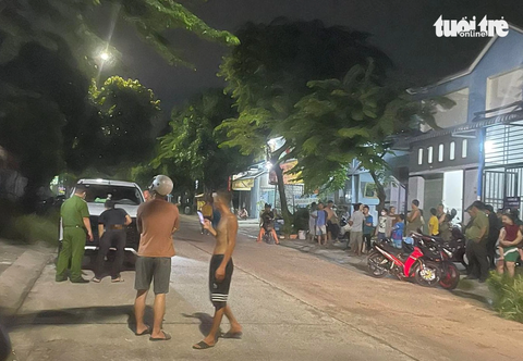 Công an khám nghiệm hiện trường bé trai bị cán chết khi người hàng xóm lùi xe ô tô - Ảnh: T.D. Công an khám nghiệm hiện trường bé trai bị cán chết khi người hàng xóm lùi xe ô tô - Ảnh: T.D.