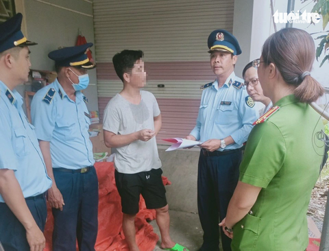 Lực lượng liên ngành kiểm tra tại doanh nghiệp nghi kinh doanh sách giáo khoa giả - Ảnh: Cổng thông tin Cục QLTT Bình Dương. Lực lượng liên ngành kiểm tra tại doanh nghiệp nghi kinh doanh sách giáo khoa giả - Ảnh: Cổng thông tin Cục QLTT Bình Dương.