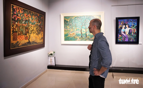 Công chúng đến thưởng thức triển lãm Rong chơi miền nhớ của nhóm họa sĩ Ba Cái Bông - Ảnh: H.V. Công chúng đến thưởng thức triển lãm "Rong chơi miền nhớ" của nhóm họa sĩ Ba Cái Bông - Ảnh: H.VY