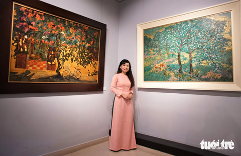 'Rong chơi miền nhớ' cùng nhóm họa sĩ Ba Cái Bông - Ảnh 5. Họa sĩ Nguyễn Anh Đào bên tác phẩm của mình tại triển lãm "Rong chơi miền nhớ" - Ảnh: H.VY