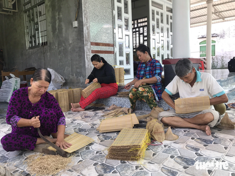 Dân miền Tây hối hả đón mùa nước nổi - Ảnh 1. Làng nghề đan lọp xã Hòa Long, huyện Lai Vung, Đồng Tháp nhộn nhịp - Ảnh: ĐẶNG TUYẾT