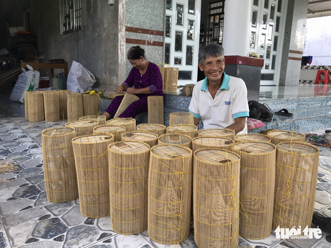 Dân miền Tây hối hả đón mùa nước nổi - Ảnh 2. Đến hẹn lại lên, bà con làng nghề hối hả đan lọp giao hàng cho khách - Ảnh: ĐẶNG TUYẾT
