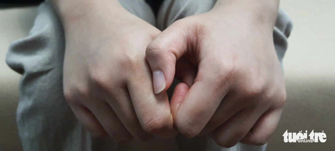 Công an Bình Tân làm việc với cô gái tố bác sĩ gợi ý ‘cho vui vẻ’ - Ảnh 3. K.T. nói chỉ còn mẹ và không thể mất luôn mẹ - Ảnh: H.T.