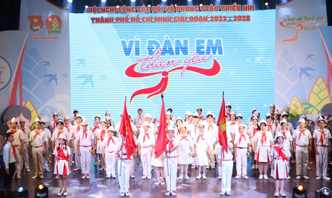 Công tác Đội nỗ lực chăm lo, lắng nghe thiếu nhi - Ảnh 1. Nghi lễ chào cờ, khai mạc hội nghị công tác Đội và phong trào thiếu nhi TP.HCM giai đoạn 2023 - 2028 - Ảnh: BÌNH MINH