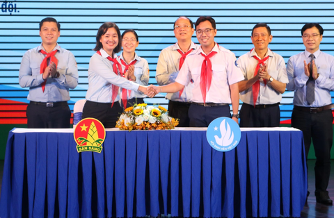 Công tác Đội 2023 - 2028: Tiếp tục nỗ lực chăm lo, lắng nghe thiếu nhi - Ảnh 6. Hội đồng Đội và Hội Sinh viên Việt Nam TP.HCM cùng ký kết các nội dung phối hợp giai đoạn 2023 - 2028 - Ảnh: BÌNH MINH