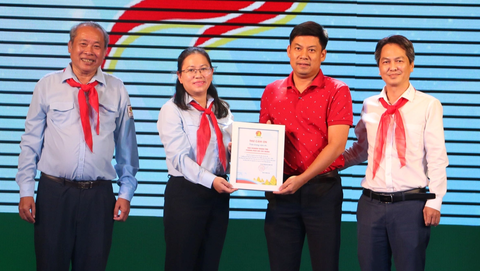 Công tác Đội 2023 - 2028: Tiếp tục nỗ lực chăm lo, lắng nghe thiếu nhi - Ảnh 7. Hội Doanh nhân trẻ TP.HCM trao tặng hai thư viện container trị giá 1 tỉ đồng cho Hội đồng Đội TP.HCM - Ảnh: BÌNH MINH