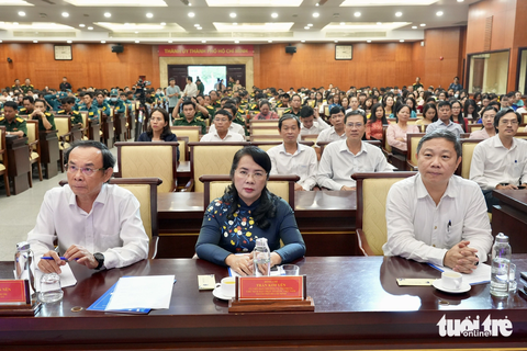 Thêm hai lực lượng “thầm lặng” thời COVID-19 được TP.HCM tri ân - Ảnh 1. Ông Nguyễn Văn Nên - bí thư Thành ủy, bà Trần Kim Yến - chủ tịch Ủy ban MTTQ Việt Nam TP.HCM, ông Dương Anh Đức - phó chủ tịch UBND TP - tham dự buổi họp mặt (từ trái qua) - Ảnh: HỮU HẠNH