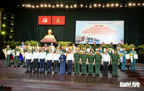 Thêm hai lực lượng “thầm lặng” thời COVID-19 được TP.HCM tri ân - Ảnh 3. 655 cá nhân thuộc lực lượng tiếp nhận, bảo quản, xử lý thi hài, bàn giao tro cốt nạn nhân tử vong do COVID-19 và chăm sóc trẻ sơ sinh có mẹ nhiễm COVID-19 được Chủ tịch UBND TP.HCM trao tặng thư cảm ơn - HỮU HẠNH