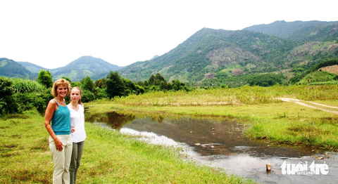 Đề nghị cho thuê “môi trường rừng” hơn nửa vùng phía nam Khánh Hòa - Ảnh 1. Khách nước ngoài đến với rừng ở huyện Khánh Sơn (tỉnh Khánh Hòa), địa bàn được đề nghị mở rộng diện tích cho thuê môi trường rừng tại nhiều khu vực - Ảnh: PHAN SÔNG NGÂN