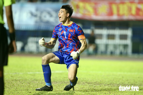 Thủ môn Quan Văn Chuẩn: 'Pha cản phạt đền của tôi là may mắn' - Ảnh 3. Quan Văn Chuẩn ăn mừng sau khoảnh khắc hóa người hùng của U23 Việt Nam - Ảnh: HOÀNG TÙNG